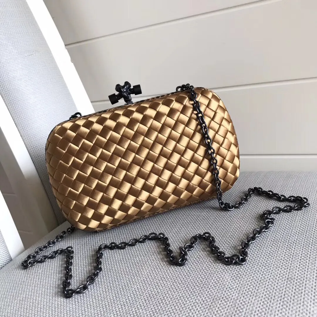 The latest and most popular Knot clutch from the 8651 counter is made of exquisite Japanese silk fabric with snakeskin piping. It looks elegant when worn cross-body or in the hand. It can also be carried by petite girls and can hold 2 iPhone X phones. Size: 20cm*12cm
